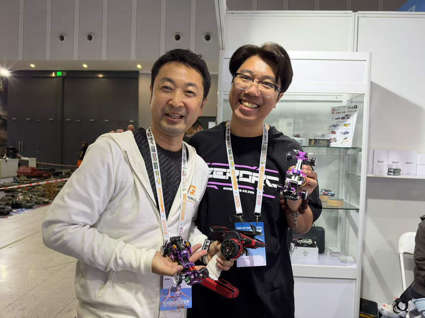 A ZERORC team member and a fellow hobbyist showing their cars at the Hangzhou show